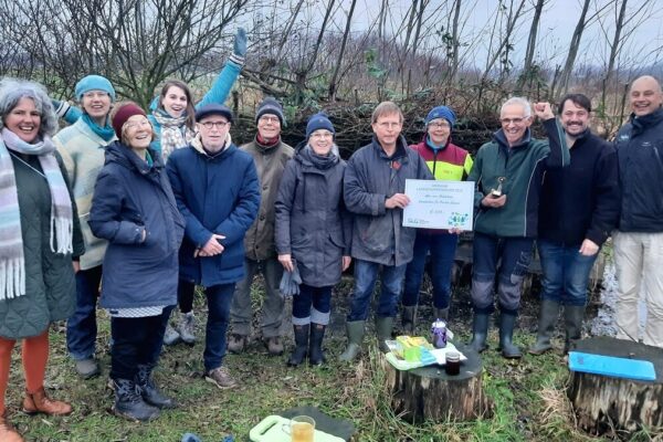 20231216_vrijwilligersgroep-met-juryleden-Gemma-Tiedink-l-en-Arjan-Vriend-r-directeur-bestuurder-SLG_LR