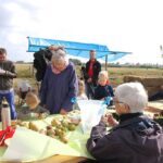 Officiële opening, 2 oktober, appelmoes maken, te midden van pers en gedeputeerde Josan Meijers