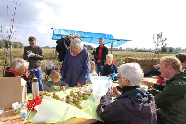 Officiële opening, 2 oktober, appelmoes maken, te midden van pers en gedeputeerde Josan Meijers